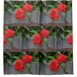 Rote Ungeziefer im Weinbarrel Duschvorhang