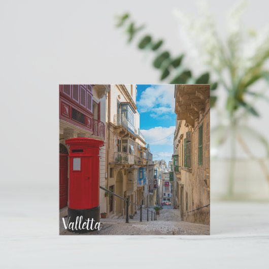 Rote Vintage Postbox in Malta (Stehend Vorderseite)