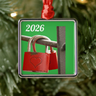 Rote Vorhängeschlösser an einem Zaun Ornament Aus Metall