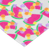 Rote Wassermelone Gelbe Zitronen Tropisch auf weiß Tischdecke (Schrägansicht)