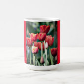 Rote Wecker-Tasse mit roten Tulpen Tasse (Mittel)