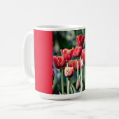 Rote Wecker-Tasse mit roten Tulpen Tasse (Vorderseite Links)
