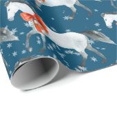 Rote Weihnachtsbäume auf Weißpferden Aquamariner n Geschenkpapier (Rolleneckpunkt)