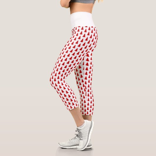 Rote Weihnachtsbaumen auf weißem Hintergrund Capri Leggings (Links)