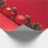 Rote Weihnachtskugeln und Kiefernzapfen Geschenkpapier (Ecke)