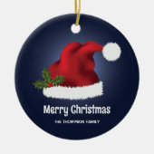 Rote Weihnachtsmannmütze mit Weihnachts-Holly auf  Keramik Ornament (Vorne)