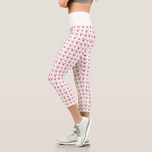 Rote Weihnachtswildköpfe mit Schneeflocken-Muster Capri Leggings (Links)