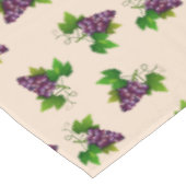 Rote Weintrauben auf leichtem Champagner Beige Tischdecke (Schrägansicht)