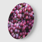 Rote Weintrauben: Lusziger Hintergrund. Große Wanduhr (Winkel)