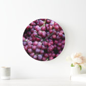 Rote Weintrauben: Lusziger Hintergrund. Große Wanduhr (Zuhause)