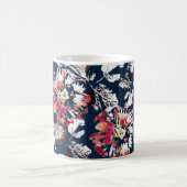 Rote, weiße Blume auf blau. Kaffeetasse (Mittel)