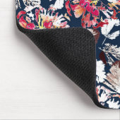 Rote, weiße Blume auf blau. Mousepad (Ecke)