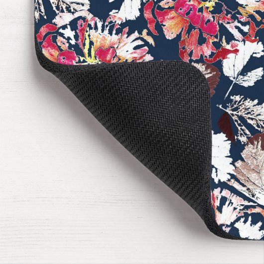 Rote, weiße Blume auf blau. Mousepad (Ecke)