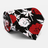 Rote, weiße Blume auf schwarz. Krawatte (Gerollt)