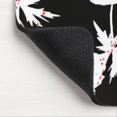 Rote, weiße Blume auf schwarz. Mousepad (Ecke)
