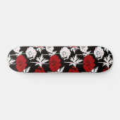 Rote, weiße Blume auf schwarz. Skateboard (Horizontal)