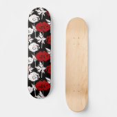 Rote, weiße Blume auf schwarz. Skateboard (Vorderseite)