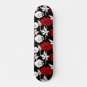 Rote, weiße Blume auf schwarz. Skateboard (Vorne)