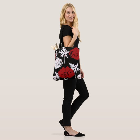 Rote, weiße Blume auf schwarz. Tasche (Am Model)