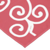 Rote weiße Schriftrollen Tischdecke (Schrägansicht)