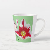 Rote, weiße Tulips Nah bis hellgrüne Latte Tasse (Rechts)