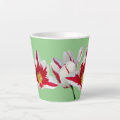 Rote, weiße Tulips Nah bis hellgrüne Latte Tasse (Vorderseite)