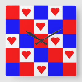 Rote, weiße und blaue Quadrate mit roten Herzen Quadratische Wanduhr