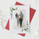 Rote Winterberge und Holly-Foto Feiertagskarte<br><div class="desc">Mit unserer individualisierbaren Foto-Urlaubskarte mit Aquarellholz und Winterbeere können Sie feierlichen Beifall in stilvollem Ambiente genießen. Dieses botanische Urlaubskartendesign verbindet die zeitlose Schönheit der Aquarellblüten mit dem saisonalen Charme der Winterbeeren. Diese Foto-Urlaubskarte ist ideal für Familien, Freunde oder Firmengrüße. Sie bietet eine personalisierte Touch mit Platz für Ihr Lieblings-Foto und...</div>