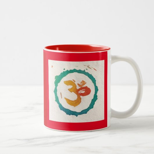 Rote Yoga-Om-Kalligrafie Zweifarbige Tasse (Rechts)