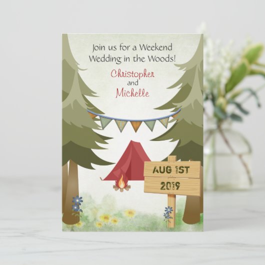 Rote Zelte und Campfire Woodland Camping Hochzeit Einladung (Stehend Vorderseite)