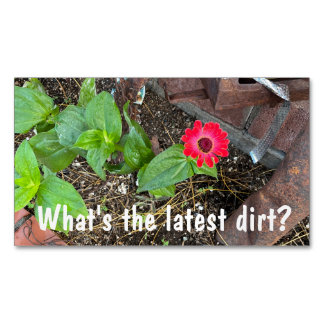 Rote Zinnia mit rostigen Objekten Visitenkarte Magnetische Visitenkarte