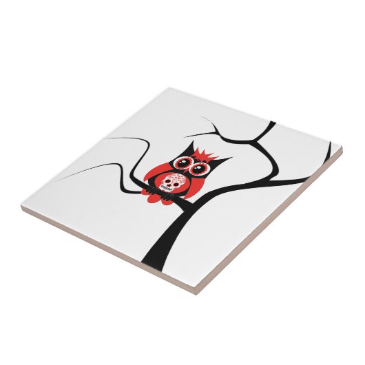 Rote Zuckerschädel-Eule in der Baum-Fliese Fliese (Seite)