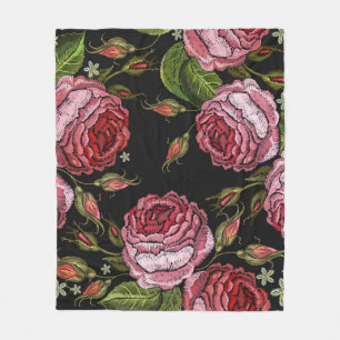 Roten Vintage-Rosen-Stickereimuster Fleecedecke