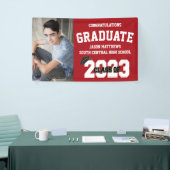 Roter Abschluss-Banner 2023 mit Cap Banner (Messeveranstaltung)