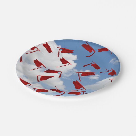 Roter Abschluss Hut am Himmel Pappteller (Schrägansicht)