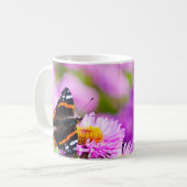 Roter Admiral-Schmetterling auf einer Tasse der Bl (Vorderseite Links)