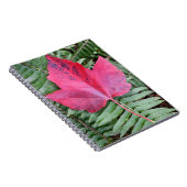 Roter Ahornleaf auf grünem Fern Botanischer Garten Notizblock (Rechte Seite)