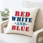 Roter Amerikanische Unabhängigkeitstag in Weiß und Kissen<br><div class="desc">Stilvolle Amerikanische Unabhängigkeitstag-Ferienkissengestaltung mit roten,  weißen,  blauen und marinebasierten Schriftzeichen mit Sternakzenten. Auf der Rückseite erscheint eine koordinierende Marineblau mit weißem Sternmuster.</div>