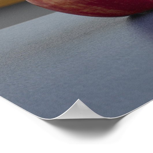 Roter Apfel auf dem Schreibtisch der Lehrer Poster (Ecke)