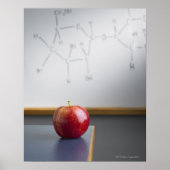 Roter Apfel auf dem Schreibtisch der Lehrer Poster (Vorne)