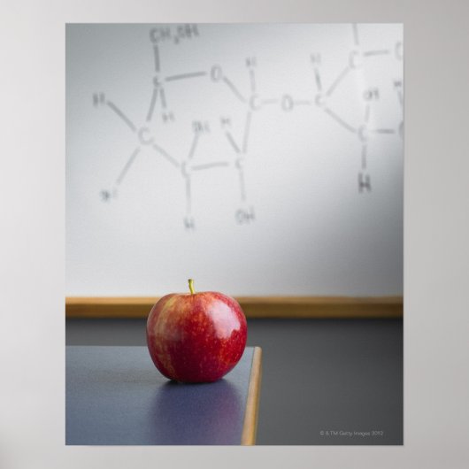 Roter Apfel auf dem Schreibtisch der Lehrer Poster (Vorne)