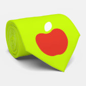 roter Apfel in neon-gelber Krawatte (Gerollt)