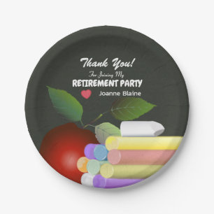 Roter Apfel und Kreide   Pensionierter Lehrer Pappteller