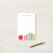 Roter Apple und farbiger Bleistift-Lehrer Post-it Klebezettel (Auf Schreibtisch)