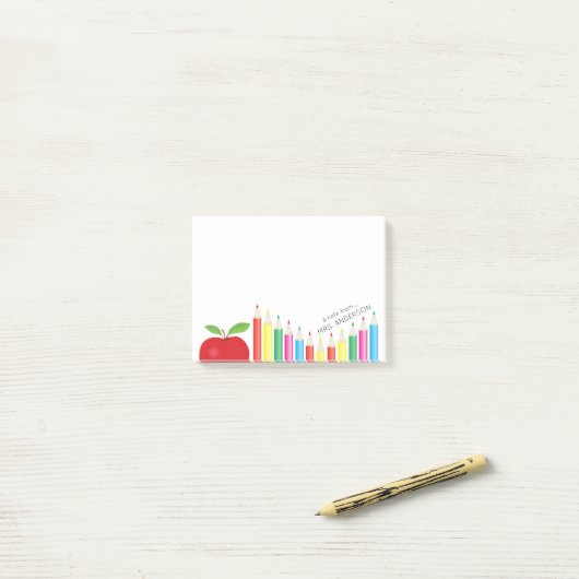 Roter Apple und farbiger Bleistift-Lehrer Post-it Klebezettel (Auf Schreibtisch)