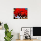 Roter Baum mit Wolken Poster (Heimbüro)