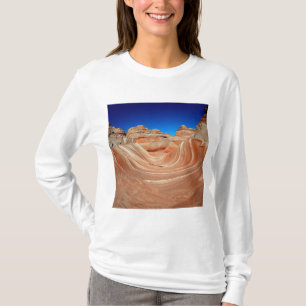 Roter, Beige und gelber Streifen im Wind und T-Shirt