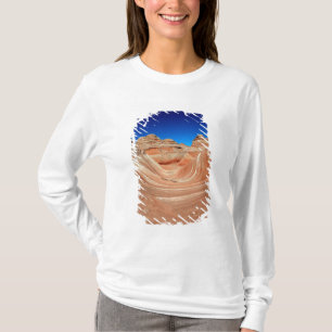 Roter, Beige und gelber Streifen im Wind und T-Shirt