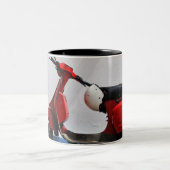 Roter Bewegungsroller durch Wand, Stromboli Insel, Zweifarbige Tasse (Mittel)