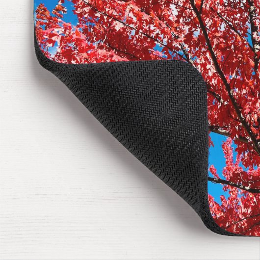 Roter Blätterbaum im Herbst Mousepad (Ecke)